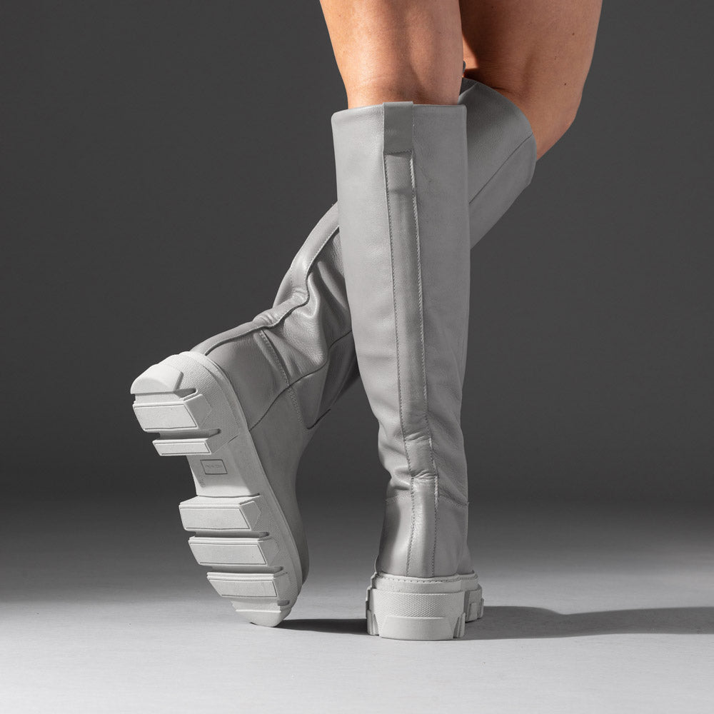 Grigio Truly Leather Lugged Sole Boot - Cynthia Richard